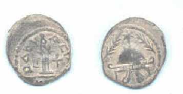'Монета Ирода Великого', 3 г. н.э., 23 мм, AE8 Prutot, изображено: треножник, греческая монограмма Ирода, шлем, звезда среди двух пальмовых ветвей